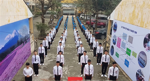 Học viên chào cờ thứ 2 hàng tuần