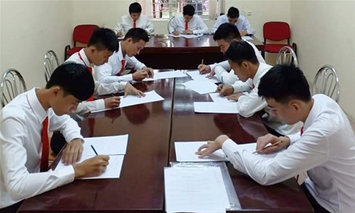 Hướng dẫn học viên ký hợp đồng