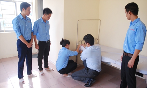 Giáo viên người Nhật dạy học thực hành